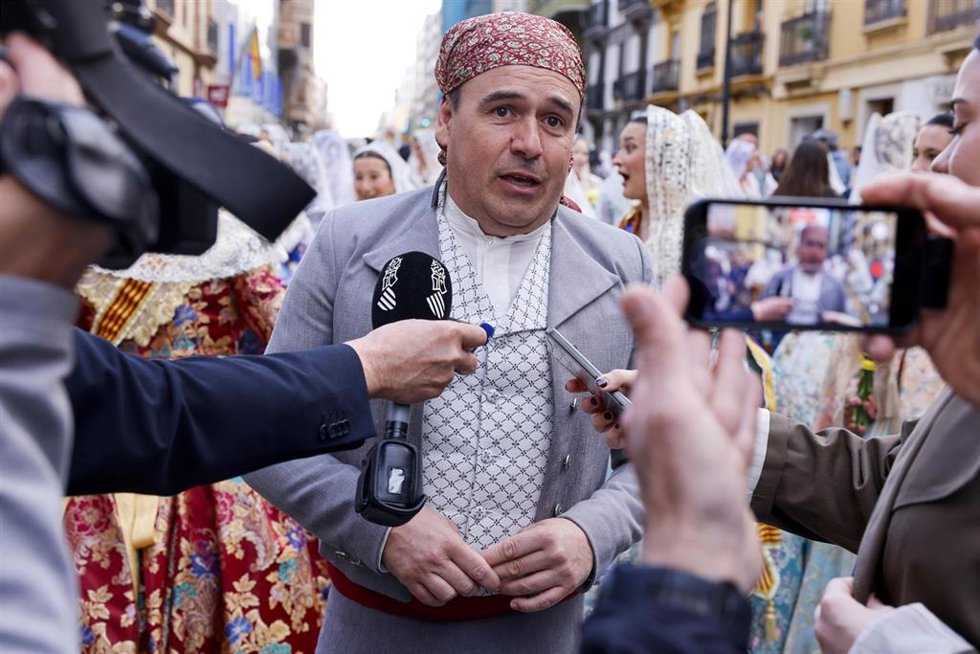 El 'president' de la Generalitat, Juanfran Pérez Llorca, desfila en la Ofrenda a la Virgen en las Fallas de Valncia.