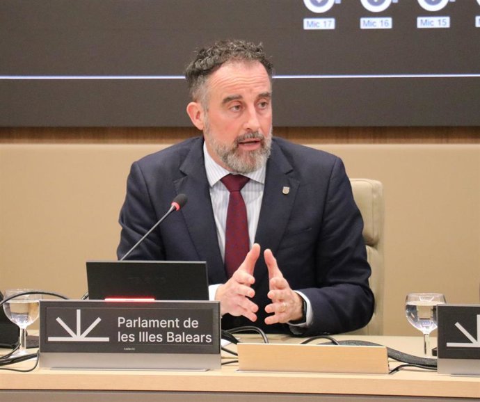 El conseller de Vivienda, Territorio y Movilidad, José Luis Mateo, en la comparecencia del Parlament.