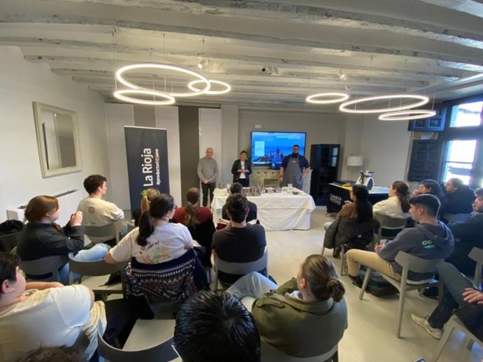 Alumnos de la Escuela de Hostelería y Turismo de Santo Domingo participan en un taller del chef gaditano Juan Viu