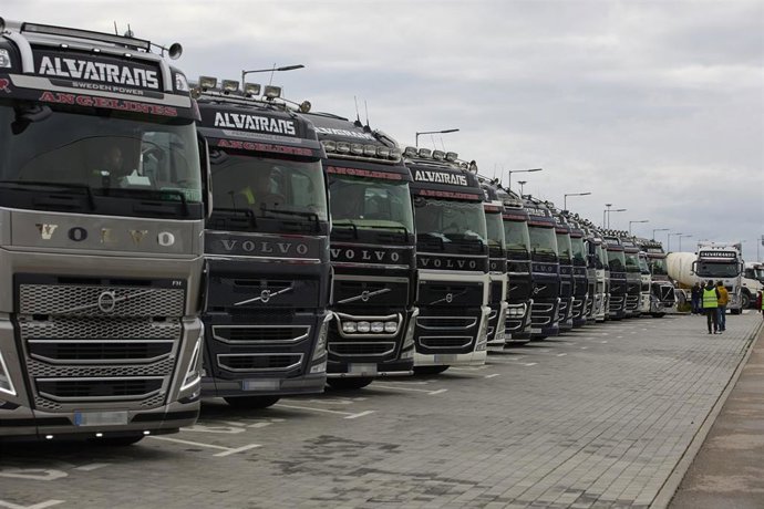 Archivo - Varios camiones estacionados.