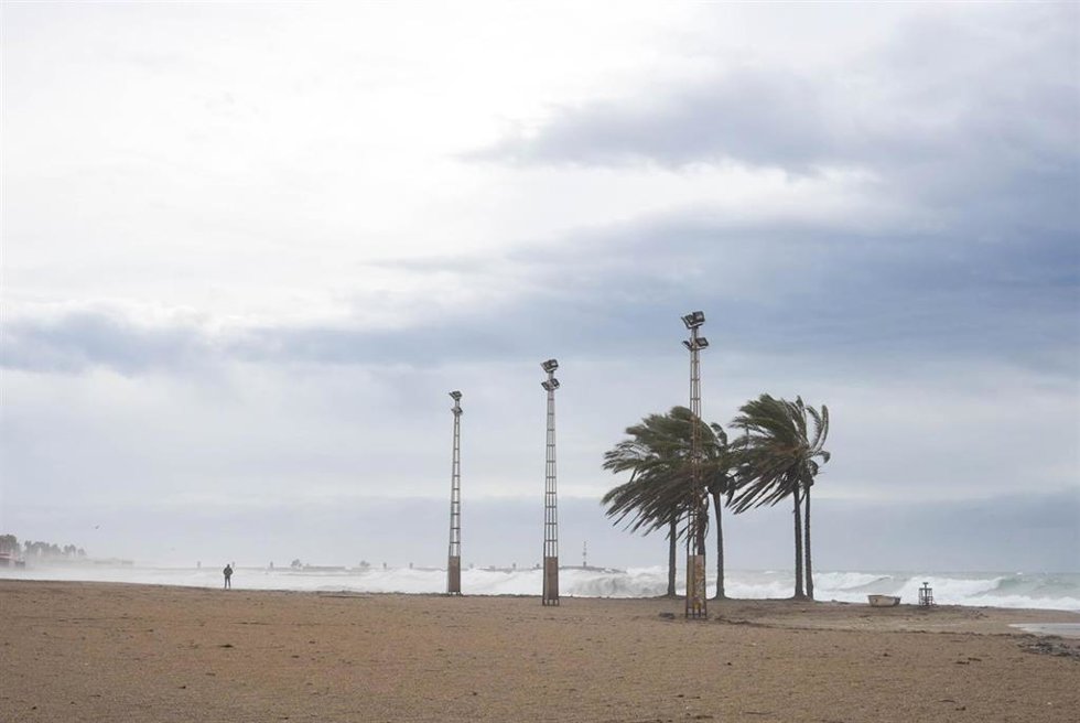Archivo - Fuerte oleaje y viento