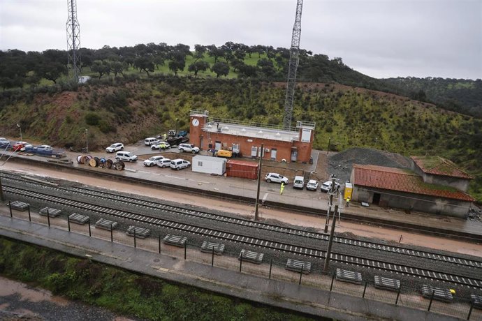 Archivo - Imágenes de las obra de reparación de la vía en Adamuz tras el siniestro, a 29 de enero de 2026, en Córdoba (Andalucía, España), con personal del Administrador de Infraestructuras Ferroviarias (Adif).