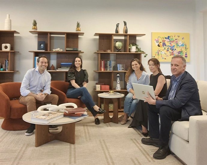 Reunión de la teniente de Marian Aguilar (2ª dcha.) con representantes de la Agencia de Viajes Nuba.