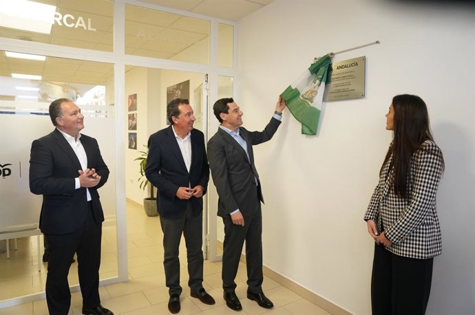 El presidente del PP de Andalucía, Juanma Moreno, en la inauguración en Almonte de la nueva sede comarcal del PP del Condado de Huelva.