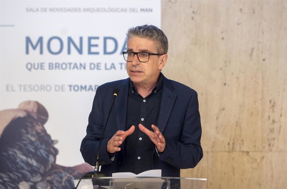 Archivo - El secretario de Estado de Cultura, Jordi Martí, interviene en la apertura de la exposición temporal 'Monedas que brotan de la tierra. El Tesoro de Tomares, Sevilla', en el Museo Arqueológico Nacional (MAN), a 12 de mayo de 2025, en Madrid (Es