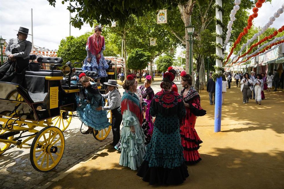Archivo - Detalle del ambiente del Real de la Feria de Abril de Sevilla. Imagen de archivo.