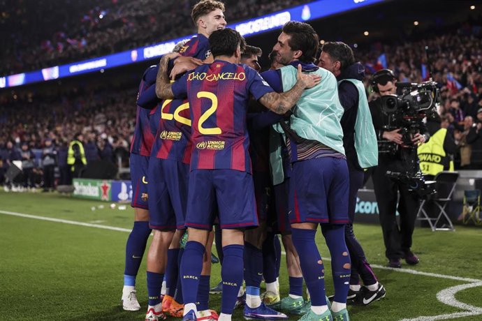 Los jugadores del FC Barcelona celebran un gol de Robert Lewandowski en el partido contra el Newcastle, de vuelta de los octavos de final de la Liga de Campeones, en el Spotify Camp Nou