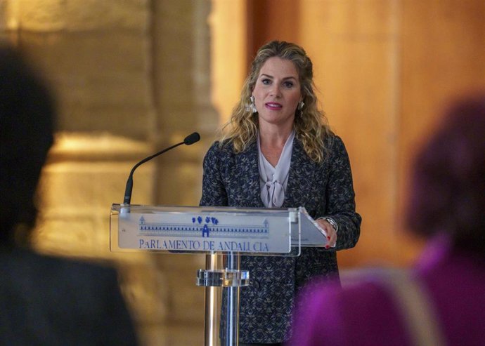 La vicepresidenta del Parlamento andaluz, Ana Mestre, en la inauguración de la exposición fotográfica 'One Health, Una Salud'. 