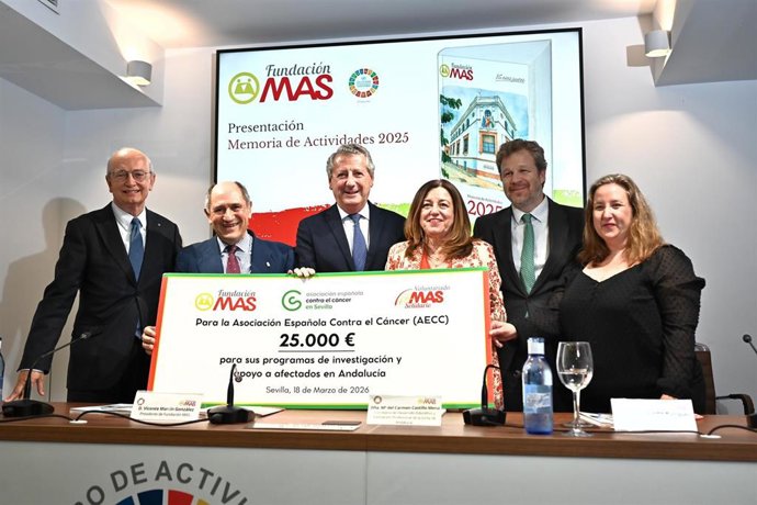 Fotografía familiar de la entrega de un cheque de 25.000 euro a la Asociación Española Contra el Cáncer (AECC).