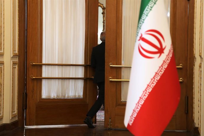Archivo - August 26, 2024, Tehran, Iran: An Iranian staff of the Ministry of Foreign Affairs of the Islamic Republic of Iran walks past an Iran flag before the meeting of the Iranian Foreign Minister and his Qatari counterpart in Tehran. Qatar's prime min
