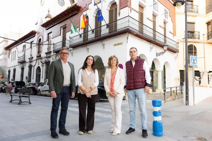 El portavoz de Vox en Andalucía, Manuel Gavira, junto al portavoz nacional de Seguridad e Inmigración, Samuel Vázquez, en Puente Genil (Córdoba).