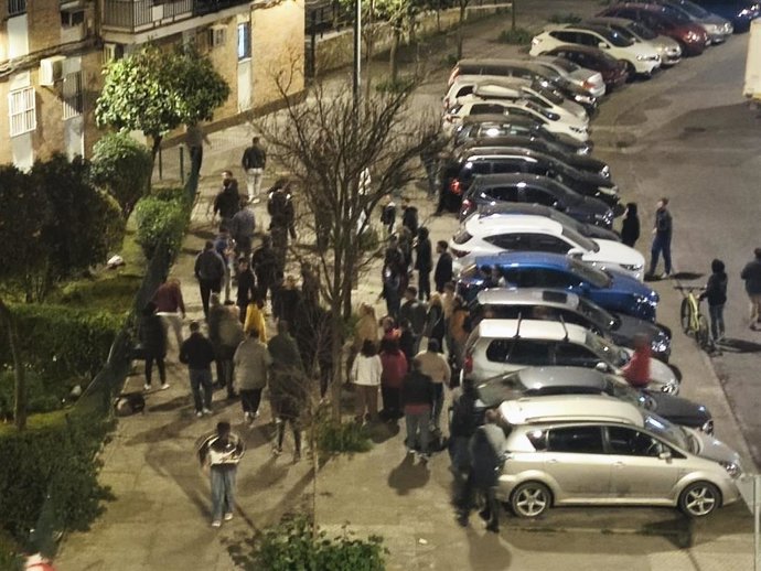 Imagen de las patrullas vecinales en la barriada sevillana de El Cerezo. 