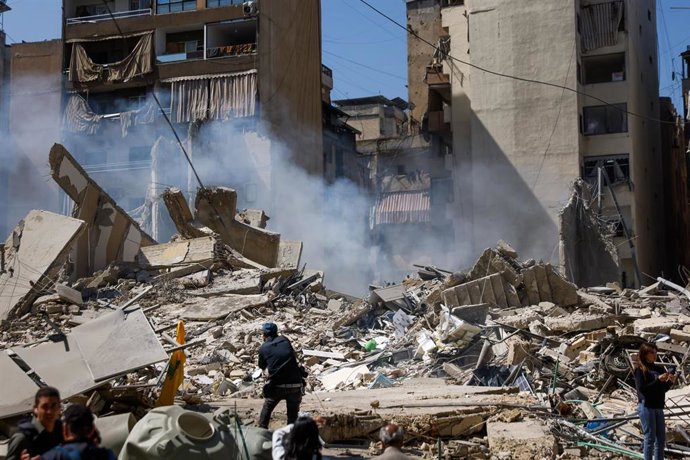 Columnas de humo y escombros en un edificio residencial arrasado por un ataque israelí contra Beirut, Líbano