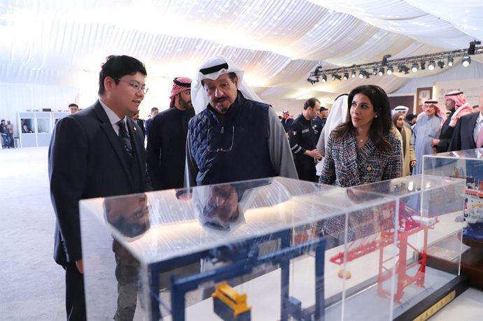 Archivo - JAHRA GOVERNORATE, Dec. 23, 2025  -- Kuwaiti Prime Minister Sheikh Ahmad Abdullah Al-Ahmad Al-Sabah (C) views a project model at the signing ceremony of an engineering, procurement and construction (EPC) contract for the first phase of the Mubar