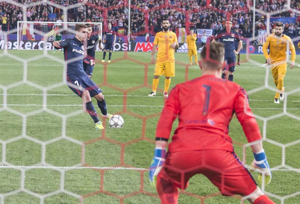 Archivo - Antoine Griezmann anota el 2-0 en el partido de vuelta de los cuartos de final de la Champions 15-16 entre el Atlético de Madrid y el FC Barcelona