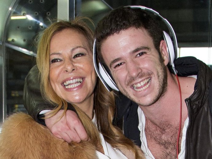 Archivo - EMOCIONADO REENCUENTRO ENTRE ANA GARCÍA OBREGÓN Y SU HIJO ALESS LEQUIO