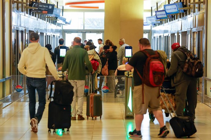 Archivo - January 26, 2026, Tampa, Florida, USA: Passengers heads towards the terminal to depart for their flights at the Tampa International Airport on Monday, Jan. 26, 2026, in Tampa.