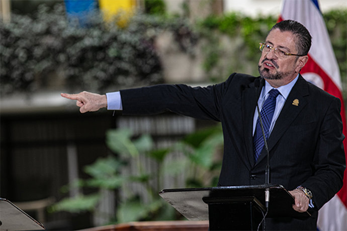 Archivo - October 15, 2025, San Jose Crsan Jose, San Jose, Costa Rica: San JosÃ Costa Rica 10/15/2025  Presidential Home   Pte. Rodrigo Chaves Robles Address the Press after an attempt to impeach the President by the Supreme Electoral Court of Elections A
