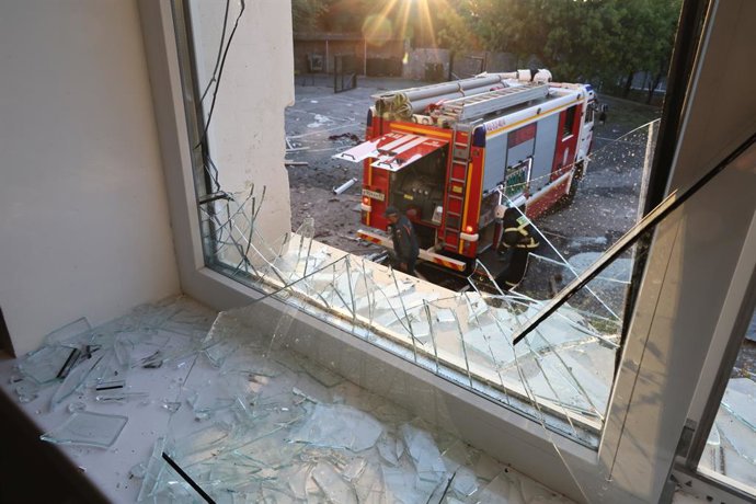 Archivo - Arquivo - RÚSSIA, REPÚBLICA DA CRIMÉIA - 22 DE SETEMBRO DE 2025: Um caminhão de bombeiros atende a uma ocorrência na escola secundária Terletsky, danificada por um ataque com drones ucranianos na cidade de Foros, na costa do Mar Negro, na região