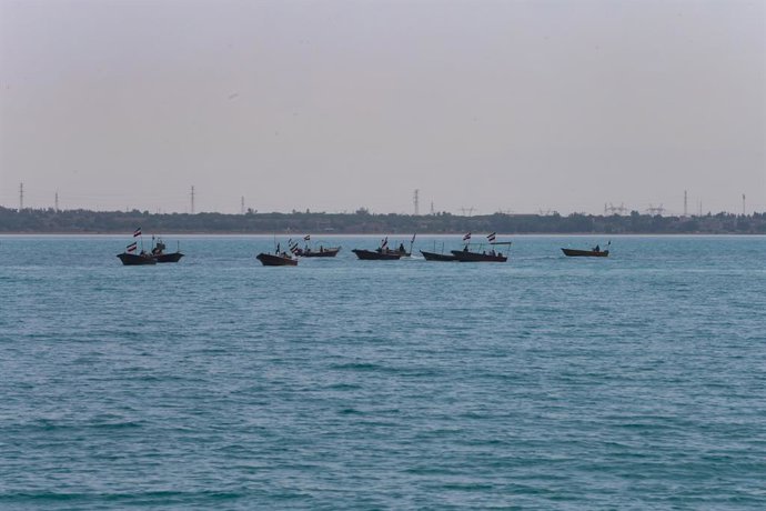 Archivo - Arquivo - 29 de abril de 2024, Golfo Pérsico, Bushehr, Irã: Lanchas iranianas da Força de Mobilização de Resistência Basij, uma milícia paramilitar voluntária pertencente ao Corpo da Guarda Revolucionária Islâmica (IRGC) e um de seus cinco ramos
