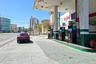 Archivo - CUBA, HAVANA - FEBRUARY 13, 2026: A car is seen near a petrol station in Old Havana. As previously reported by Federal Air Transport Agency (Rosaviatsia), Russian airline flights to Cuba will be temporarily suspended after evacuating tourists in