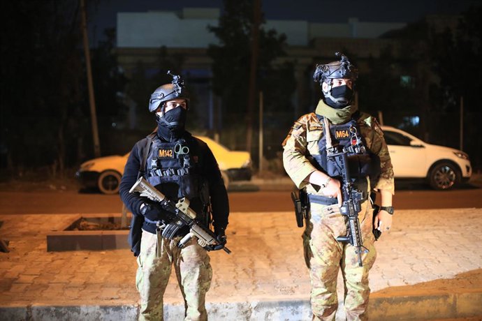 Archivo - Arquivo - 4 de janeiro de 2024, Iraque, Bagdá: Membros das Forças de Mobilização Popular (Hashed al-Shaabi), uma poderosa milícia pró-iraniana, montam guarda durante o funeral de seus membros mortos na sede das PMF. Os dois membros da milícia, e