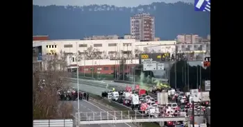 Cortada la C-58 en ambos sentidos en Sant Quirze (Barcelona) por la huelga de docentes