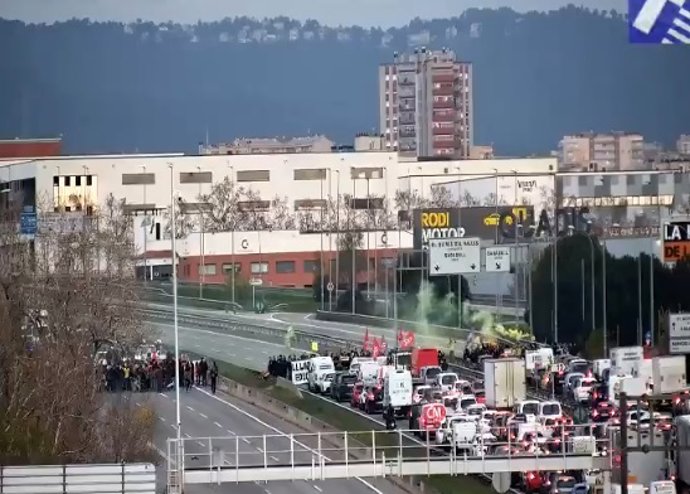 Cortada la C-58 en ambos sentidos en Sant Quirze (Barcelona) por la huelga de docentes