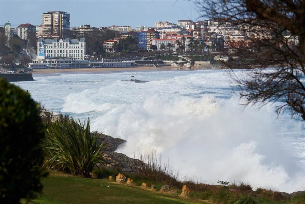 Archivo - El fuerte oleaje se aproxima al paseo marítimo, a 25 de febrero de 2022, en Santander, Cantabria (España).