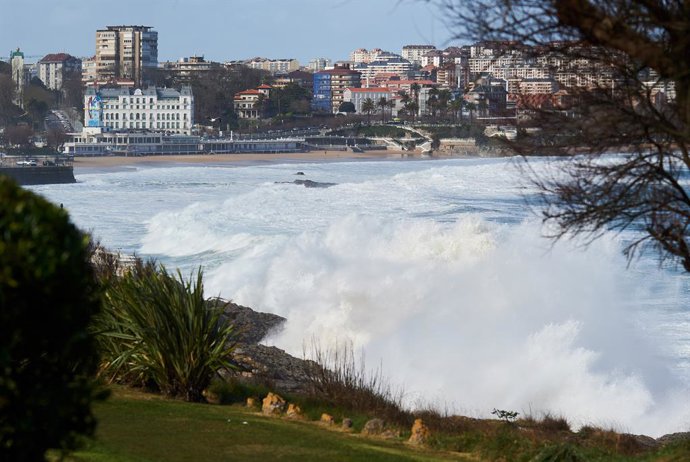 Archivo - El fuerte oleaje se aproxima al paseo marítimo, a 25 de febrero de 2022, en Santander, Cantabria (España). La Agencia Estatal de Meteorología (AEMET) ha activado la alerta naranja por fenómenos costeros para el día de hoy en el litoral cántabro.