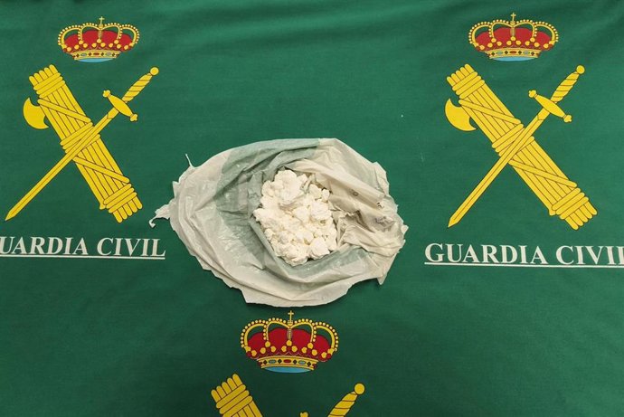 Dos personas detenidas en Sigüenza tras intentar deshacerse de una bolsa con 56,5 gramos de cocaína en roca.