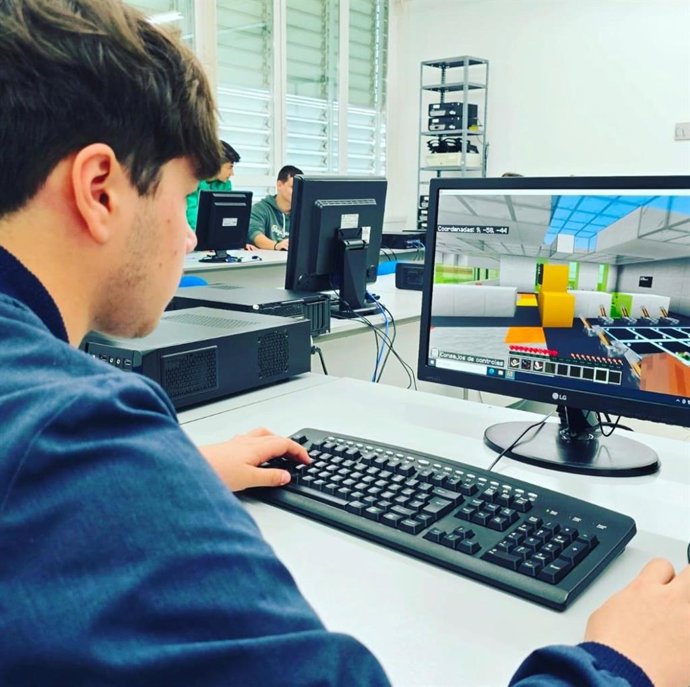 Archivo - Un participante en la Olimpiada Informática de la UEx.