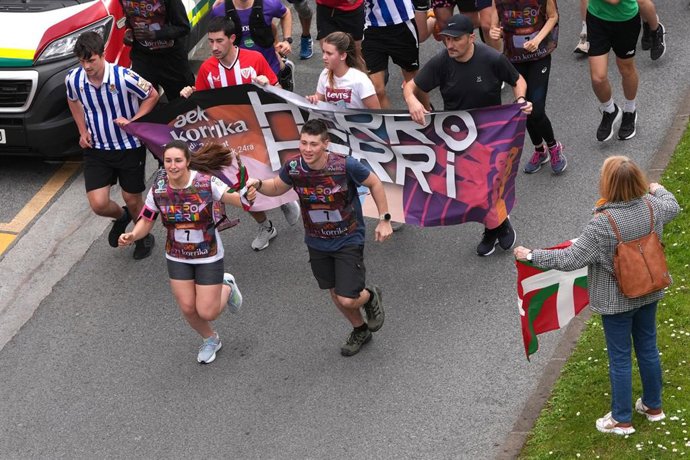 Archivo - Varios atletas durante el inicio de la Korrika, en la Plaza de San Juan en una anterior edición de Korrika