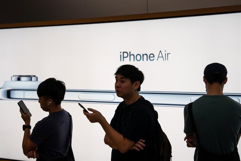Archivo - 19 September 2025, China, Hong Kong: People standing in front of an iPhone Air Banner inside the Apple Store as iPhone 17 Series Goes on Sale in Hong Kong. Photo: Vernon Yuen/Nexpher via ZUMA Press Wire/dpa