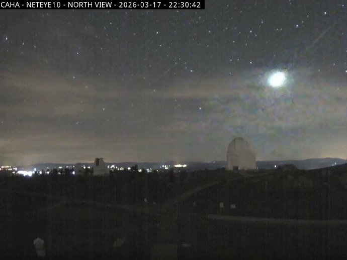 Bola de fogo captada pelas câmeras externas do observatório astronômico de Calar Alto, em Gérgal (Almería).