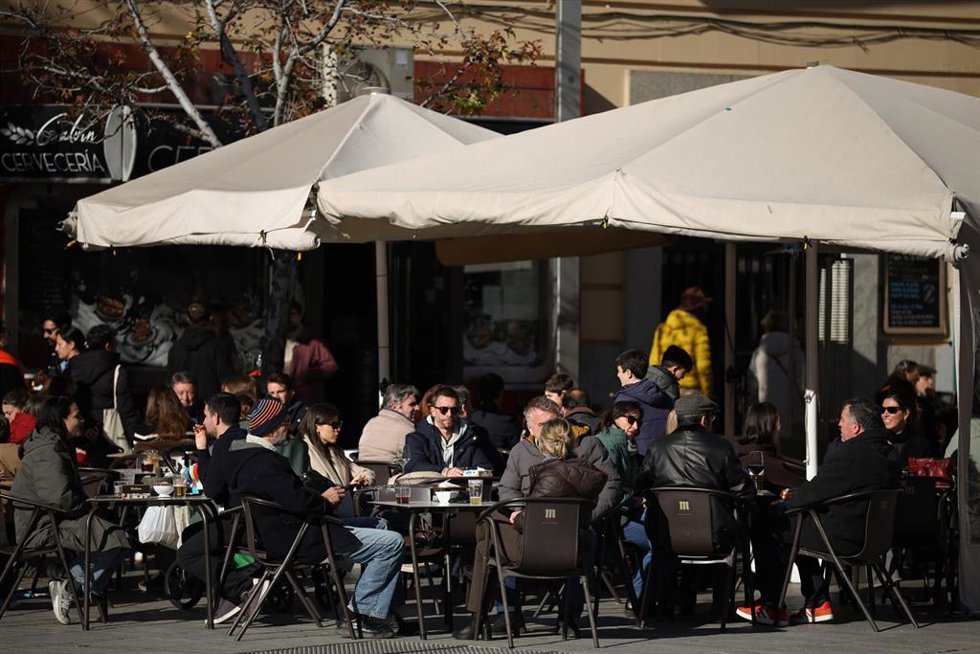 Archivo - Varias personas en la terraza de un bar