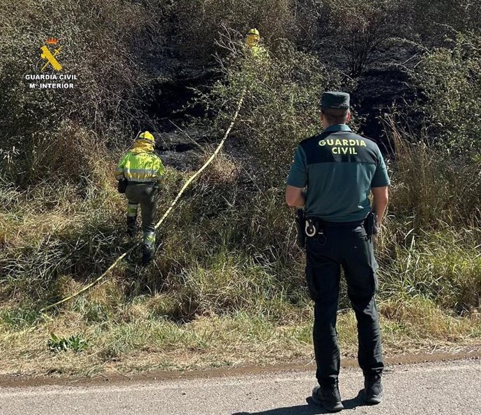 La Guardia Civil durante labores de extinción de un incendio.