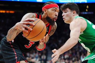 Archivo - December 20, 2025, Toronto, On: Toronto Raptors' Brandon Ingram (3) drives at Boston Celtics' Hugo Gonzalez (28) during first half NBA basketball action in Toronto on Saturday, Dec. 20, 2025.