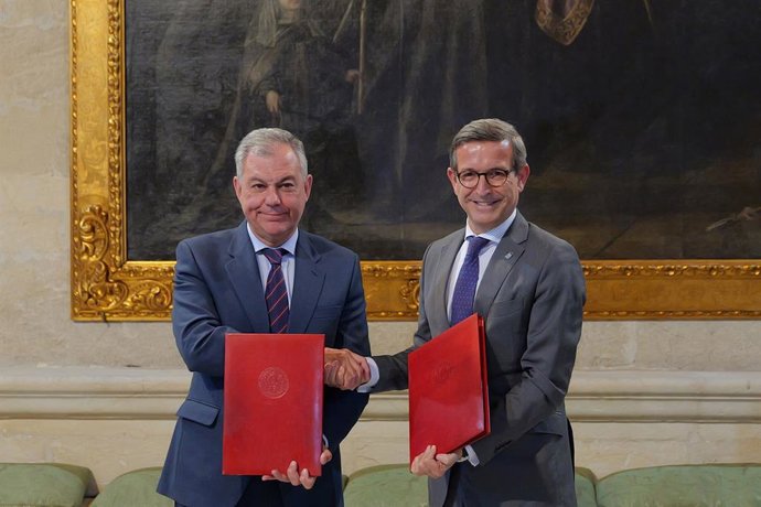 El consejero de Industria, Energía y Minas y presidente de la Agencia Digital de Andalucía (ADA), Jorge Paradela, y el alcalde de Sevilla, José Luis Sanz, firman un protocolo para impulsar la administración digital.
