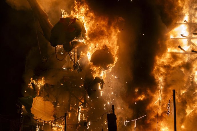 Archivo - Arquivo - “Cremà” da Falla do Ayuntamiento, em 19 de março de 2025, em Valência, Comunidade Valenciana (Espanha). A “cremà” encerra hoje, no Dia de São José, as Fallas 2025 na cidade de Valência e nas demais localidades da Comunidade Valenciana 