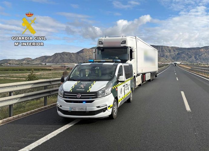 Un vehículo de la Guardia Civil junto al camión interceptado