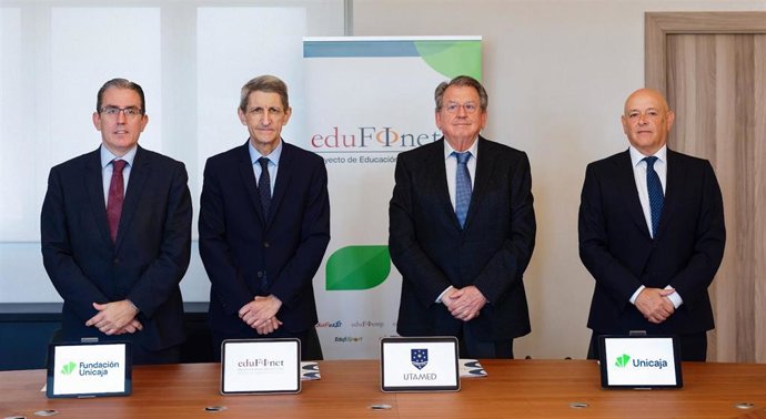 El director general de la Fundación Unicaja; Sergio Corral; el director del Proyecto Edufinet, José M. Domínguez; el rector de la UTAMED, Juan de Dios Jiménez, y el director de Comunicación e Imagen de Unicaja, Fernando Ríos.