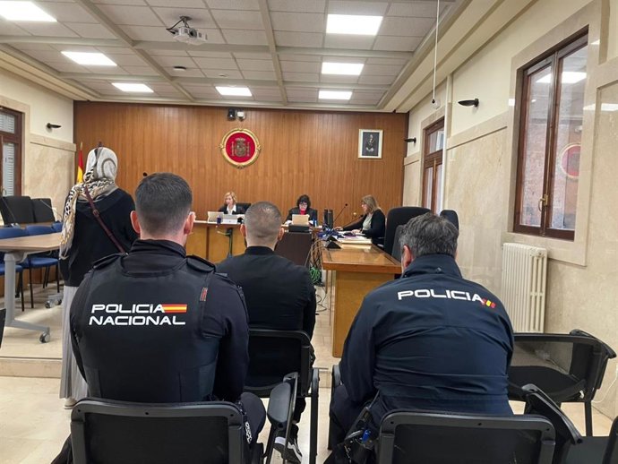 El condenado, de espaldas, este jueves en la Audiencia Provincial de Baleares.