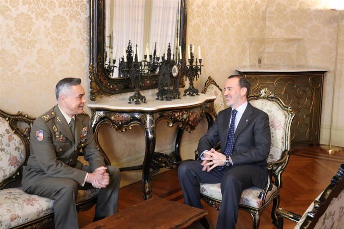 El presidente del Parlament, Gabriel Le Senne, se ha reunido con el comandante general de Baleares, Ricardo Esteban Cabrejos.