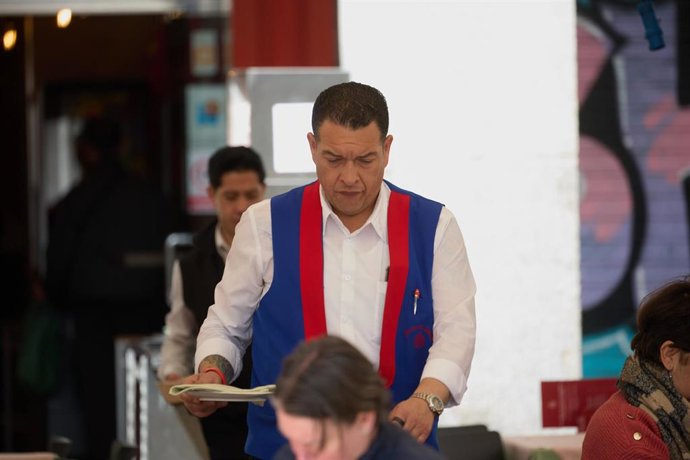 Archivo - Un camarero durante su jornada laboral.