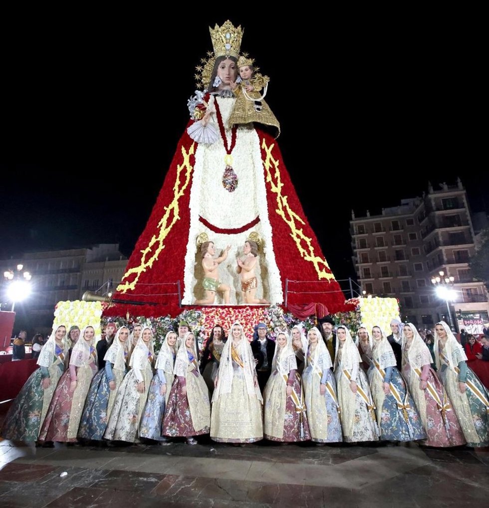 La alcaldesa de València junto a la Fallera Mayor de València, Carmen Prades, y su Corte de Honor, al finalizar la Ofrenda de 2026