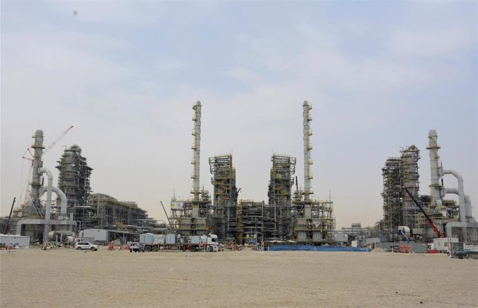 Archivo - Obras del proyecto de la nueva refinería de Kuwait en la provincia de Al Ahmadi. 