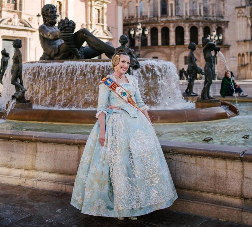 La norteamericana Marissa Lynn Feiten, Fallera Mayor 2026 de la falla Els Somnis de València, en la plaza de la Virgen de la ciudad.