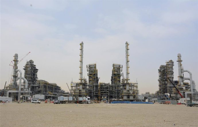 Archivo - AL AHMADI GOVERNORATE, April 10, 2019  Photo taken on April 7, 2019 shows the construction site of the Kuwait New Refinery Project in Al Ahmadi Governorate, Kuwait, April 7, 2019. TO GO WITH Feature: Chinese oil refiner builds Chinese brand in K