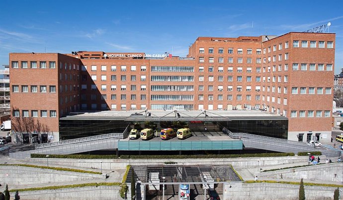 Archivo - Fachada del Hospital Clínico San Carlos (Madrid). P